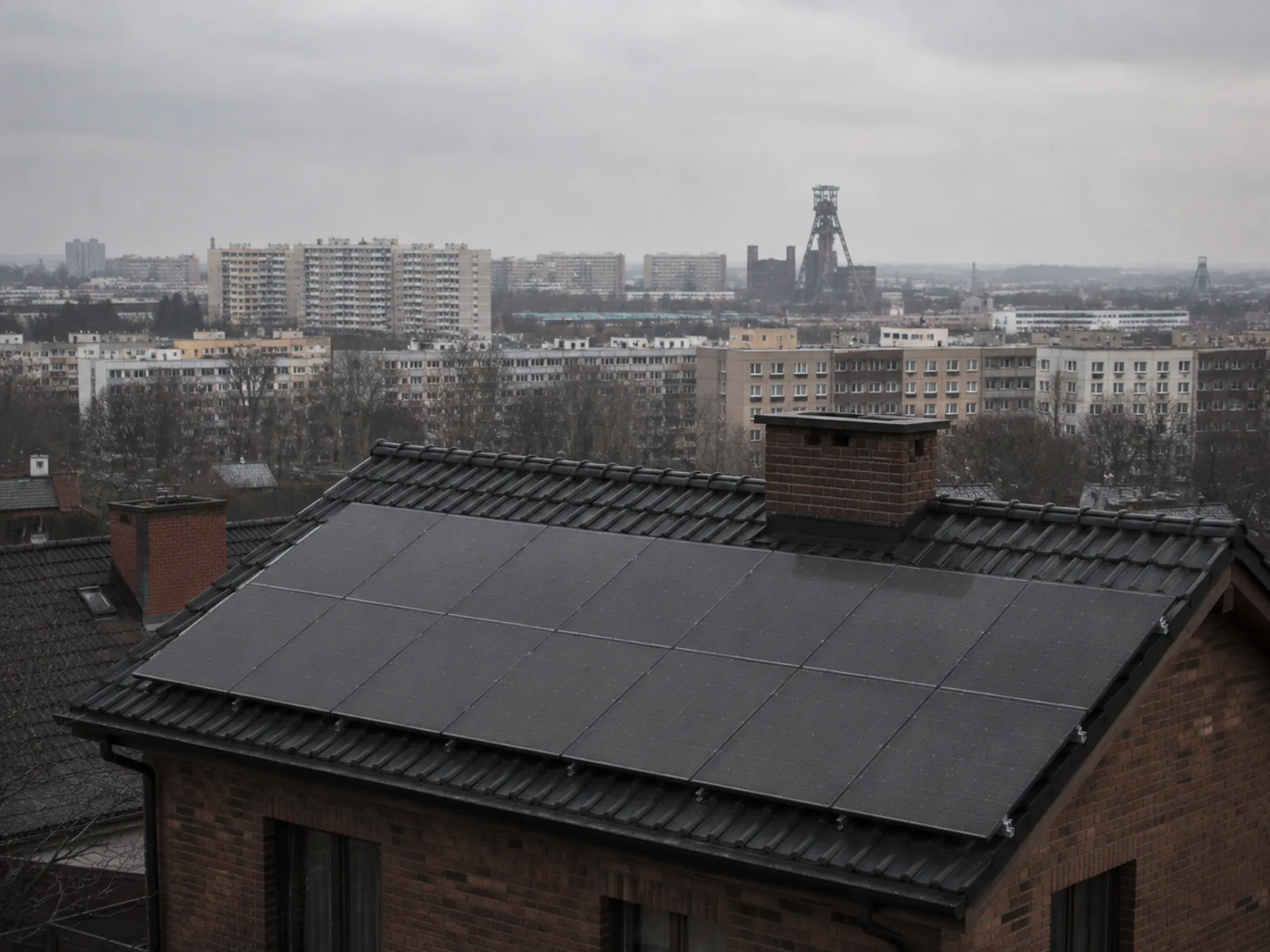 Panele fotowoltaiczne z warstwą kurzu na dachu domu w Katowicach