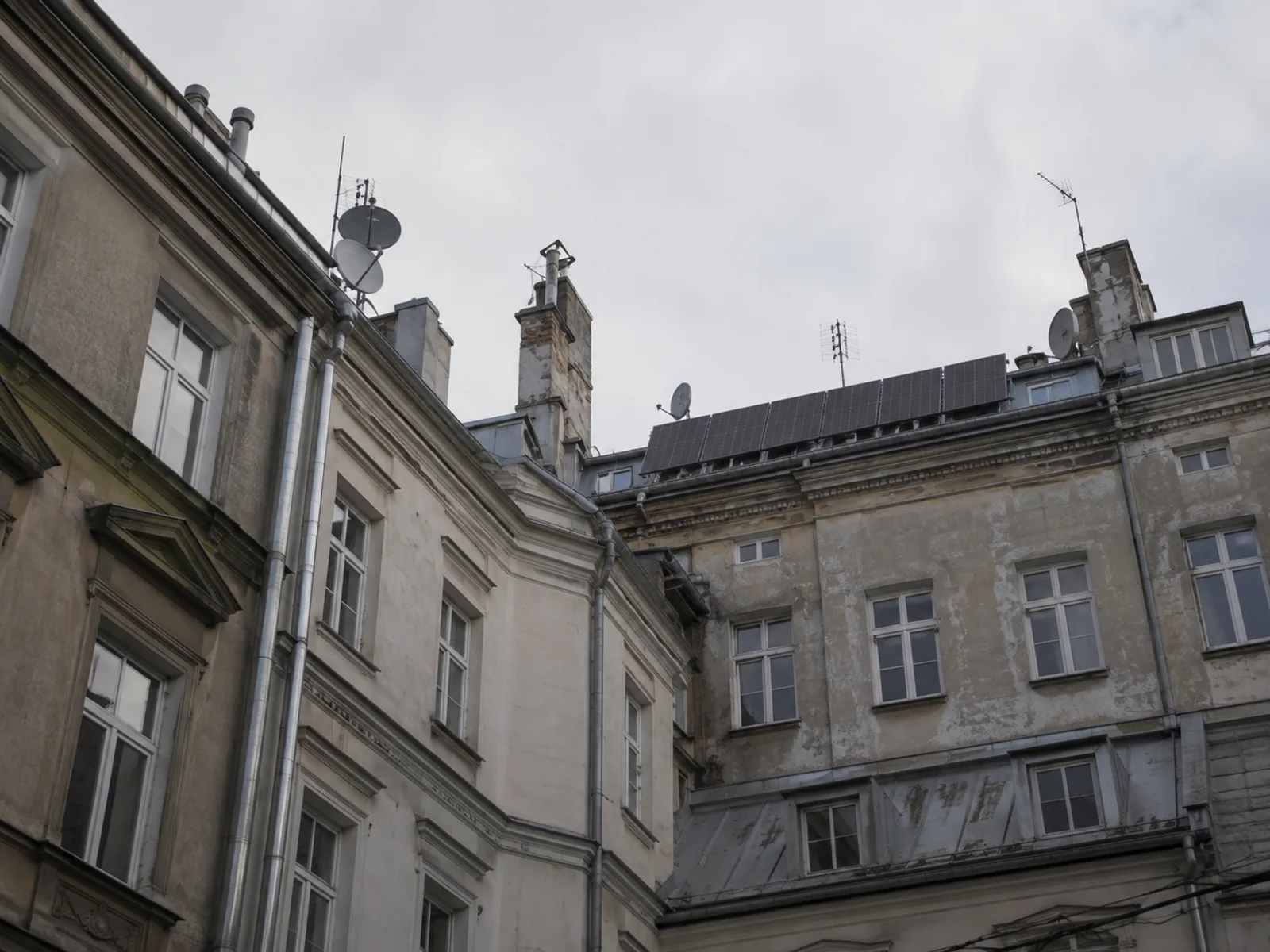 Instalacja fotowoltaiczna na dachu kamienicy w centrum miasta