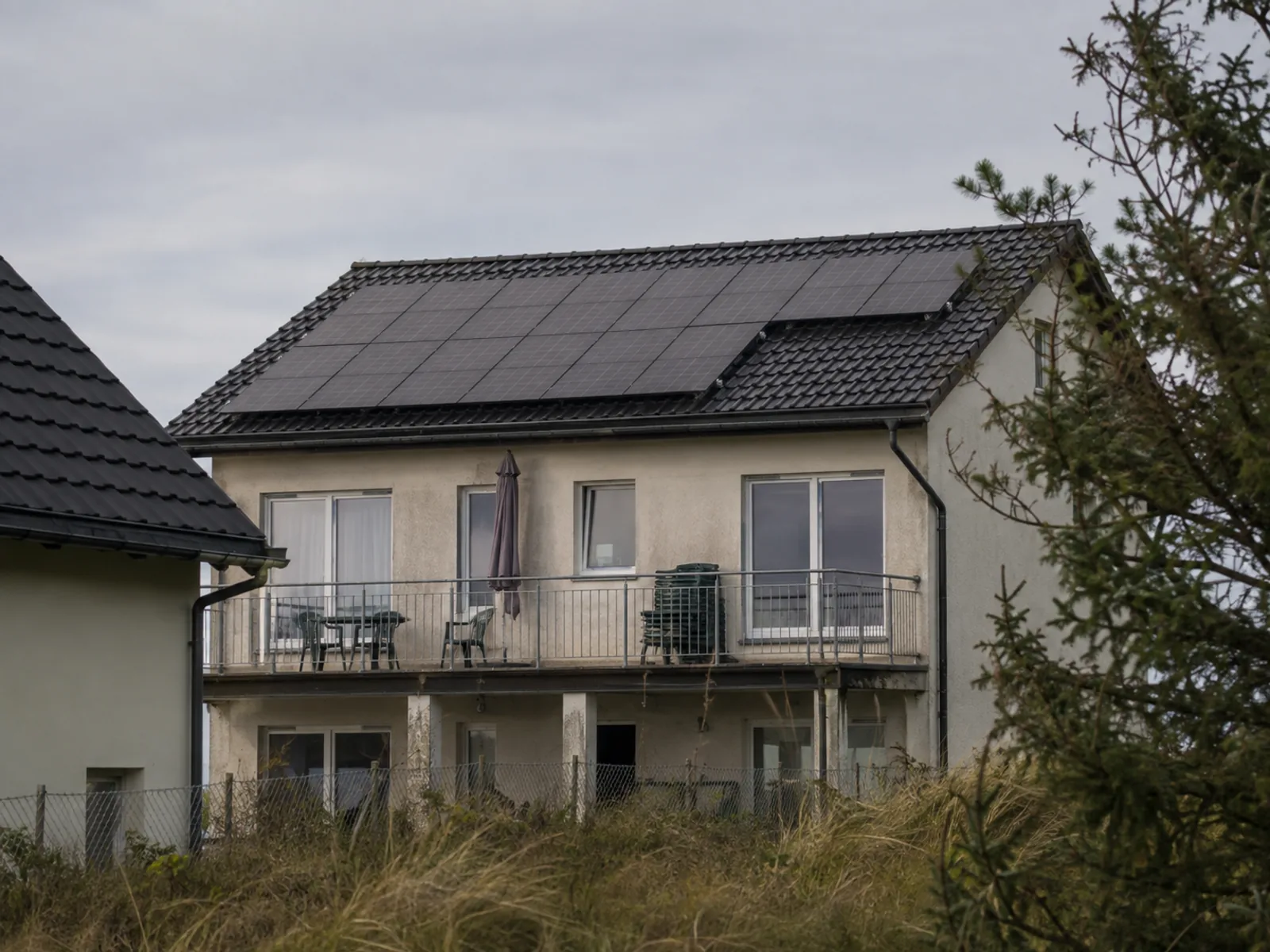 Instalacja fotowoltaiczna na dachu pensjonatu w nadmorskiej miejscowości